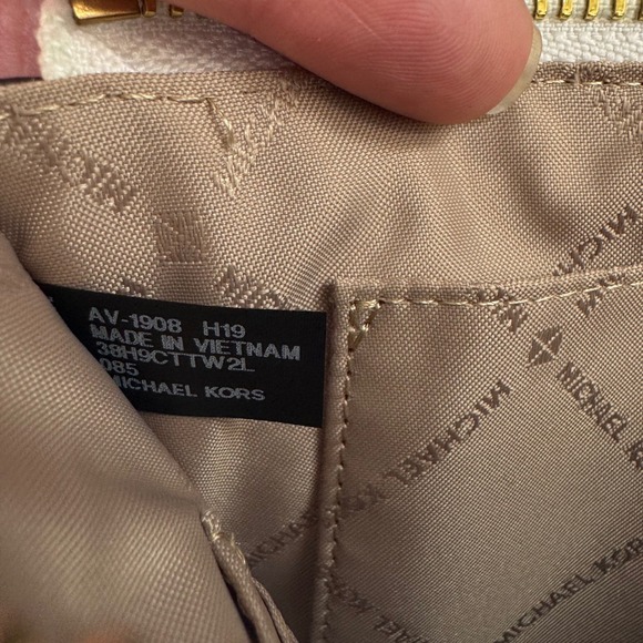 NWOT White Michael Kors Wristlet Clutch Handbag White Leather MK Logo Zip Pouch - Picture 3 of 9